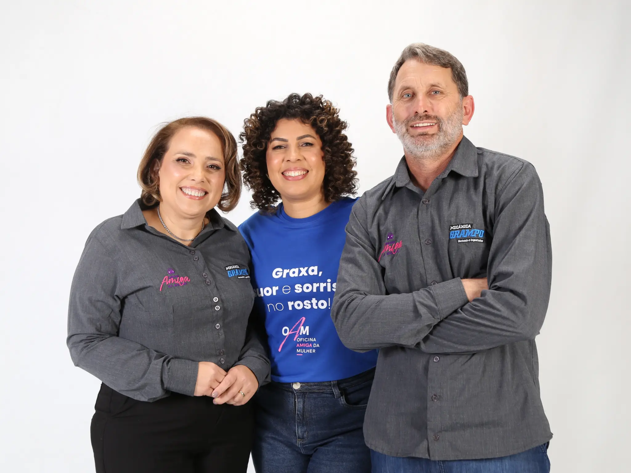 Atendimento próximo entre equipe e cliente na oficina